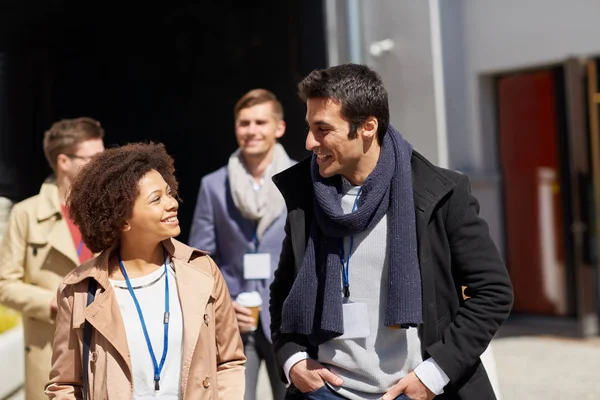 Equipo de negocios con placas de conferencia en la ciudad — Foto de Stock