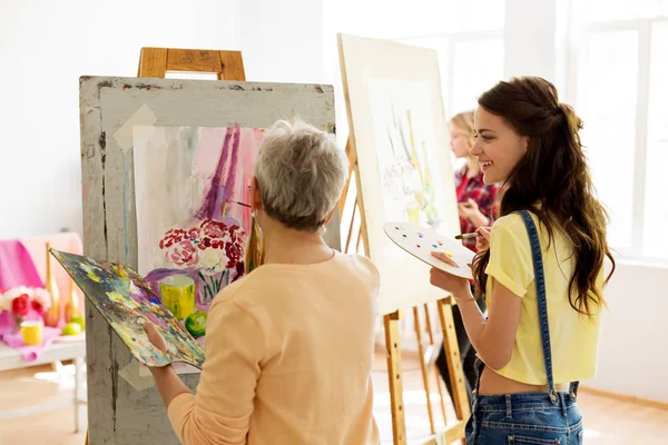 Счастливые женщины рисуют в художественной школе-студии — стоковое фото
