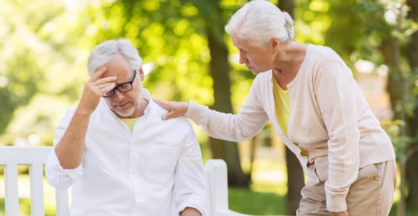 Senior leidet unter Kopfschmerzen im Freien — Stockfoto