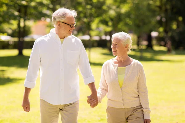 Feliz pareja de ancianos caminando en el parque de verano —  Fotos de Stock