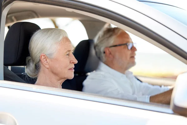 Gelukkige senior paar rijden in auto — Stockfoto