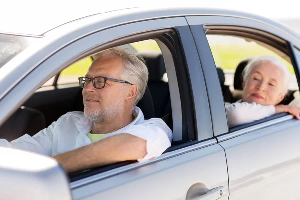 Feliz casal sênior dirigindo no carro Imagens Royalty-Free