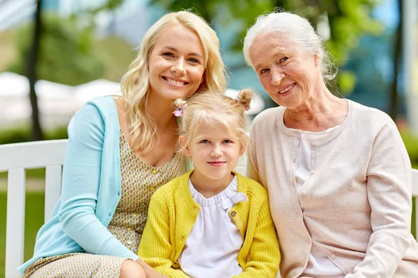 Park kıdemli anne ve kızı olan kadın — Stok fotoğraf