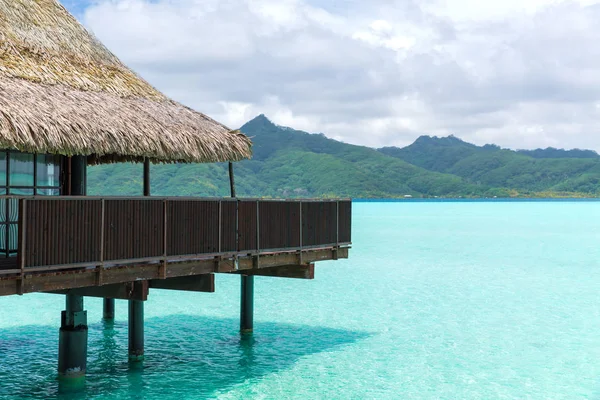 Bungalow huts av resort i franska Polynesien — Stockfoto
