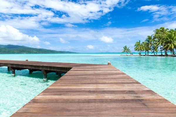 Jetée en bois sur plage tropicale en Polynésie française — Photo