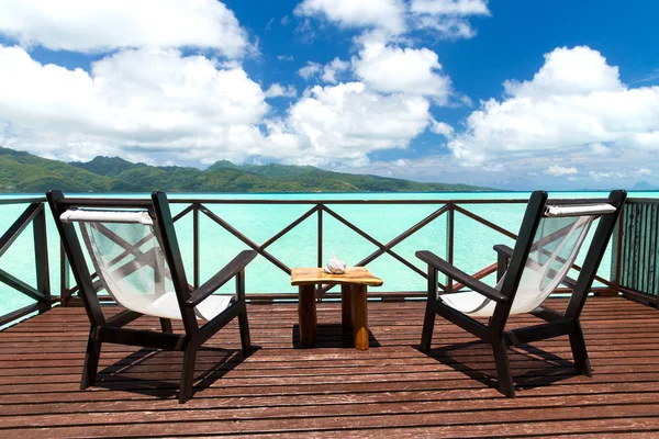 Due chaise longue sulla terrazza in polinesia francese — Foto Stock