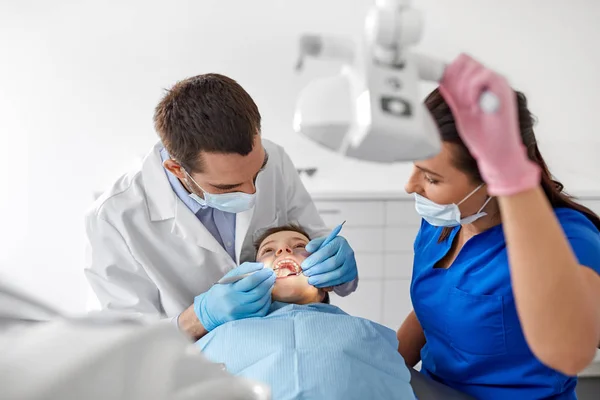 Dentiste vérifier pour les dents d'enfant à la clinique dentaire — Photo