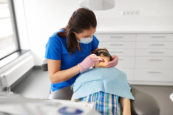 Diş hekimi diş Kliniği, çocuk diş denetleniyor — Stok fotoğraf