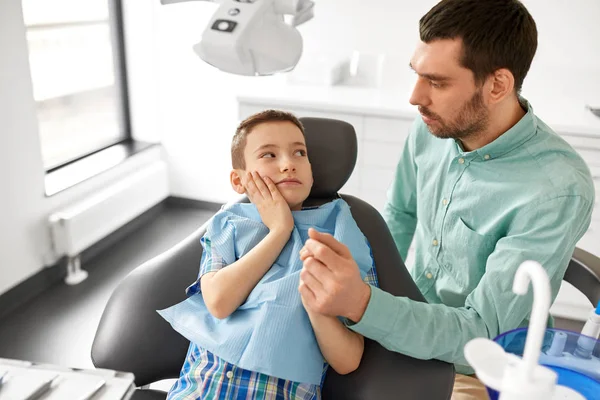 Ojciec, wspieranie syna na gabinet stomatologiczny — Zdjęcie stockowe
