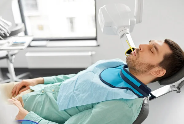Beteg, röntgen, fogászati klinikán fürkésző tekintettel — Stock Fotó