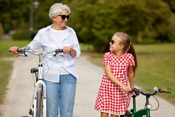 Oma en kleindochter met fietsen — Stockfoto