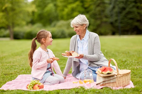 Großmutter und Enkelin bei Picknick im Park — Stockfoto