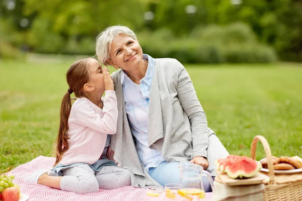 Mormor och barnbarn på picknick i parken — Stockfoto