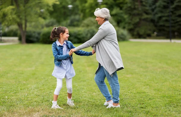 Babička a vnučka hraje v parku — Stock fotografie