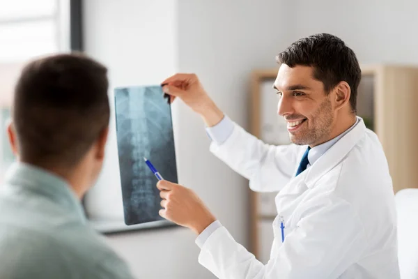 Arzt zeigt Patient im Krankenhaus Röntgenbild — Stockfoto