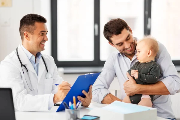 Orvosi Egészségügyi Pediatry Emberek Koncepció Boldog Apa Lánya Baba Vágólapra — Stock Fotó