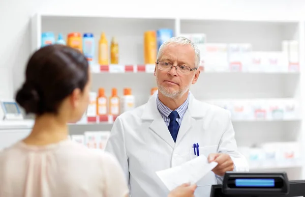 Senior apotheker met recept bij apotheek — Stockfoto