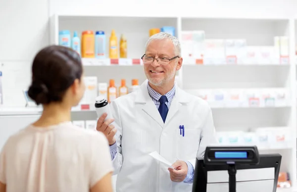 Boticario con cura y cliente en la farmacia — Foto de Stock