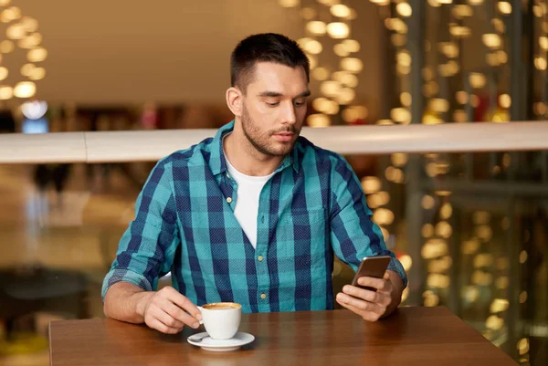 Człowiek z kawy i smartfon w restauracji — Zdjęcie stockowe