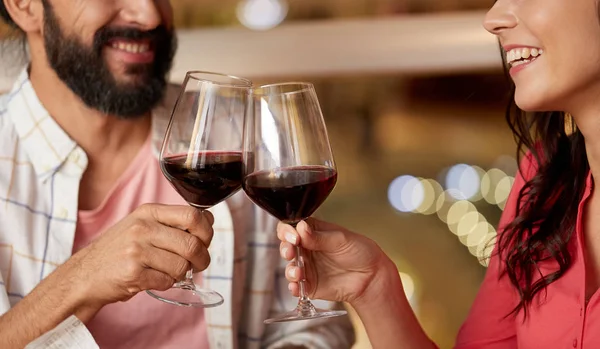 Glückliches Paar trinkt Rotwein im Restaurant — Stockfoto