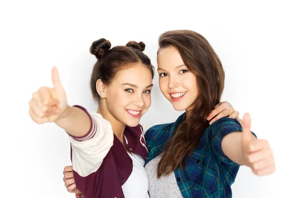 Meninas adolescentes felizes abraçando e mostrando polegares para cima — Fotografia de Stock
