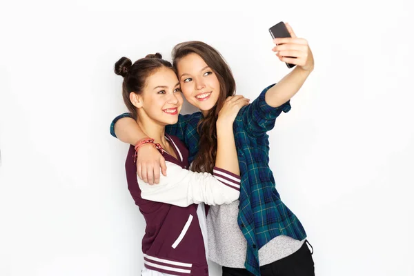 Счастливые девочки-подростки, делающие селфи со смартфона — стоковое фото