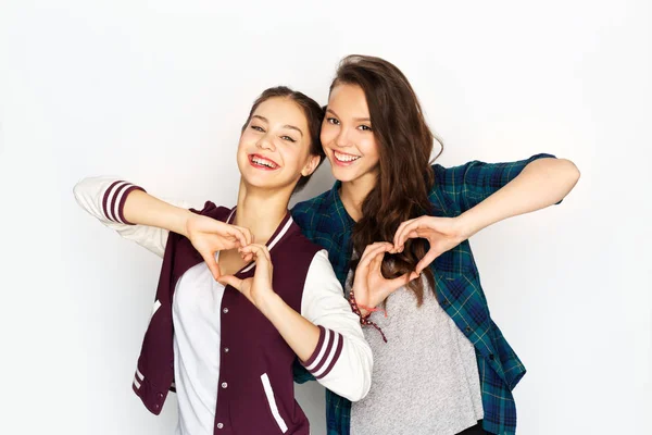 Feliz sorrindo adolescentes meninas mostrando coração cantar — Fotografia de Stock