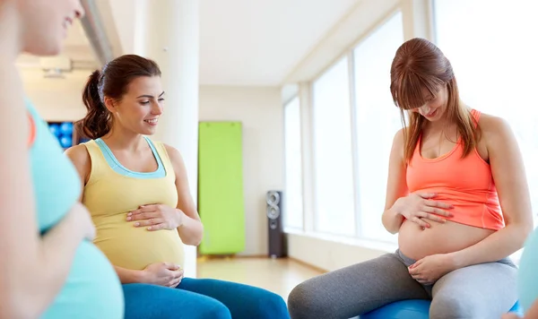 Οι έγκυες γυναίκες που κάθεται στο μπάλες άσκησης στο γυμναστήριο — Φωτογραφία Αρχείου