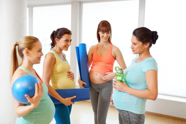 Mujeres embarazadas con equipo deportivo en el gimnasio — Foto de Stock