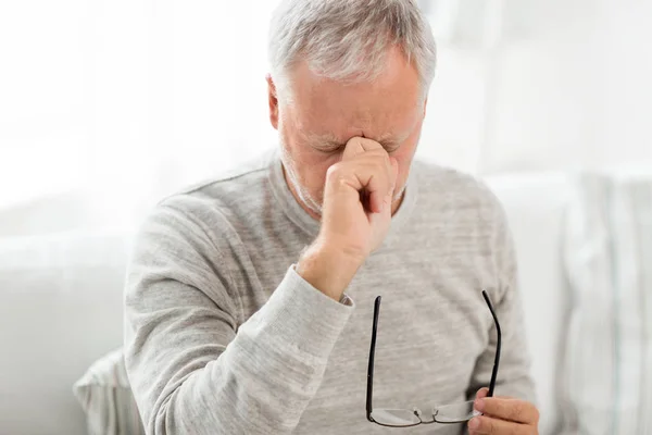 Äldre man med att ha huvudvärk — Stockfoto