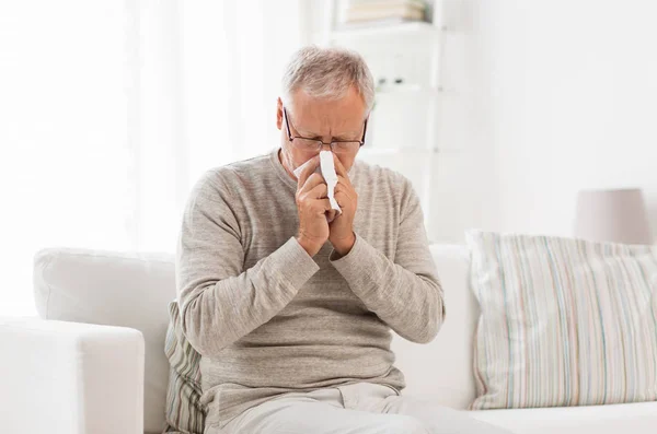 Saúde Gripe Higiene Conceito Pessoas Homem Idoso Doente Com Toalhete — Fotografia de Stock