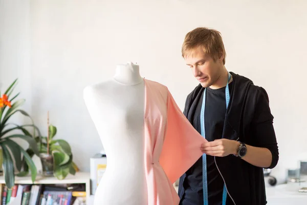 Diseñador de moda con maniquí haciendo vestido en el estudio —  Fotos de Stock