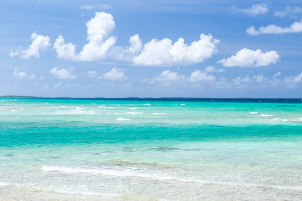 Mar e céu na praia na polinésia francesa — Fotografia de Stock