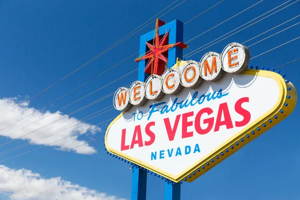 Bienvenido a fabuloso las vegas signo sobre el cielo azul — Foto de Stock