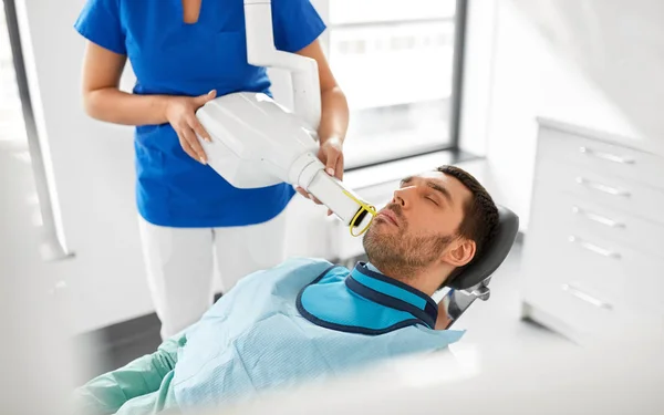 Diş hekimi hastanın diş diş röntgen yapma — Stok fotoğraf