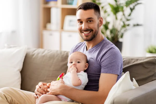 Lycklig far med lilla baby dotter hemma — Stockfoto