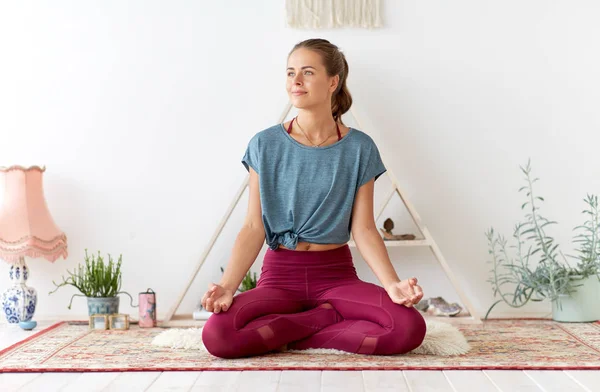 Frau meditiert in Lotus-Pose im Yoga-Studio — Stockfoto