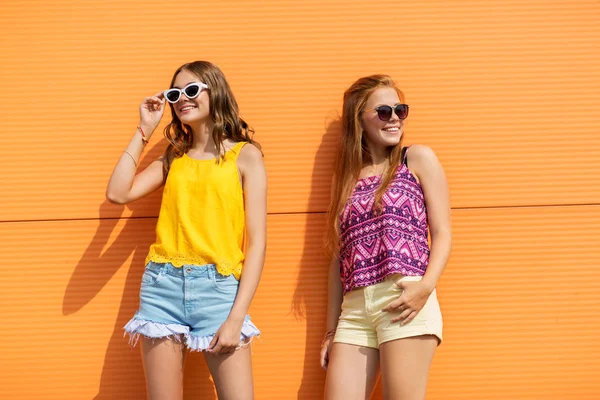 Улыбающиеся девочки-подростки в летней одежде на открытом воздухе — стоковое фото