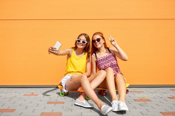 Chicas adolescentes con patinetas tomando selfie — Foto de Stock