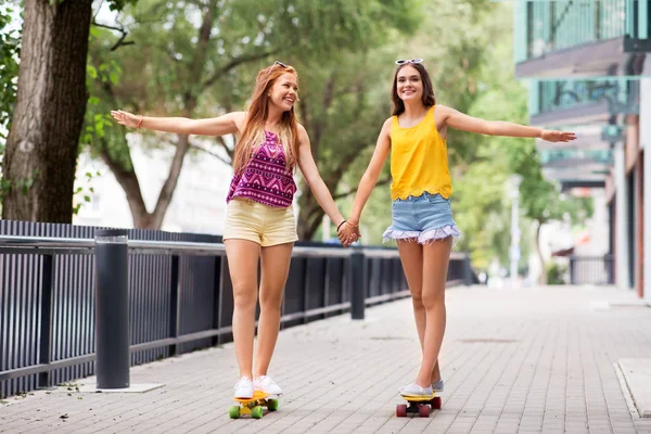 Tonårsflickor som rider skateboards i city — Stockfoto