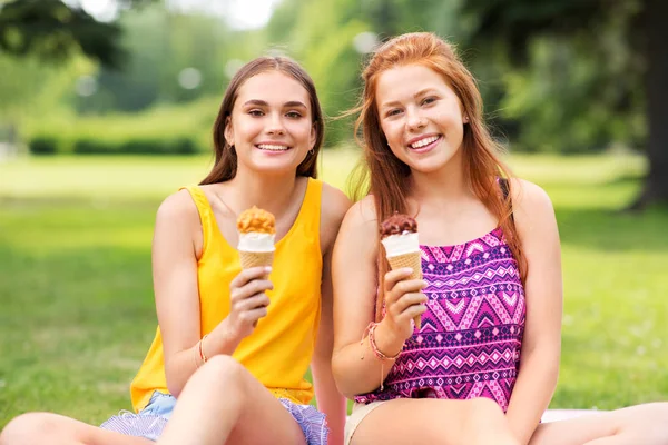 Nastoletnie dziewczyny jedzenie lodów na piknik w parku — Zdjęcie stockowe