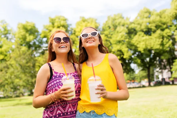 Teenager-Mädchen mit Milchshakes im Sommerpark — Stockfoto