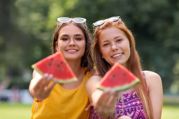 Teenage girls eating watermelon at picnic in park — Stock Photo, Image