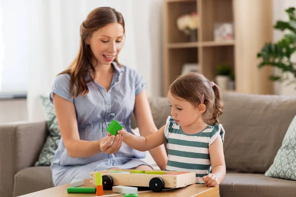 Schwangere Mutter und Tochter mit Spielzeugklötzen — Stockfoto