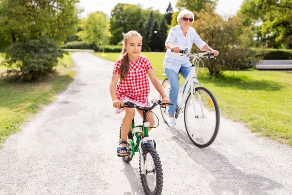 Oma en kleindochter Wielersport op park — Stockfoto