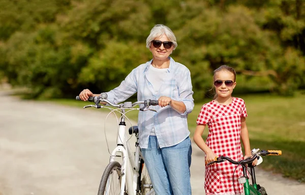 Mormor och barnbarn med cyklar — Stockfoto