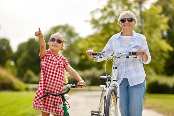 Oma en kleindochter met fietsen — Stockfoto