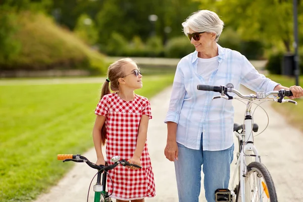 Nonna e nipote con biciclette — Foto Stock