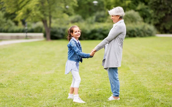 Abuela y nieta jugando en el parque —  Fotos de Stock