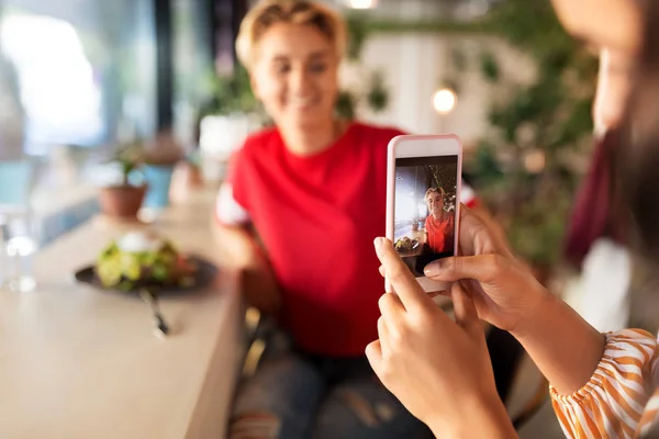 Mujeres almorzando y fotografiando en la cafetería — Foto de Stock